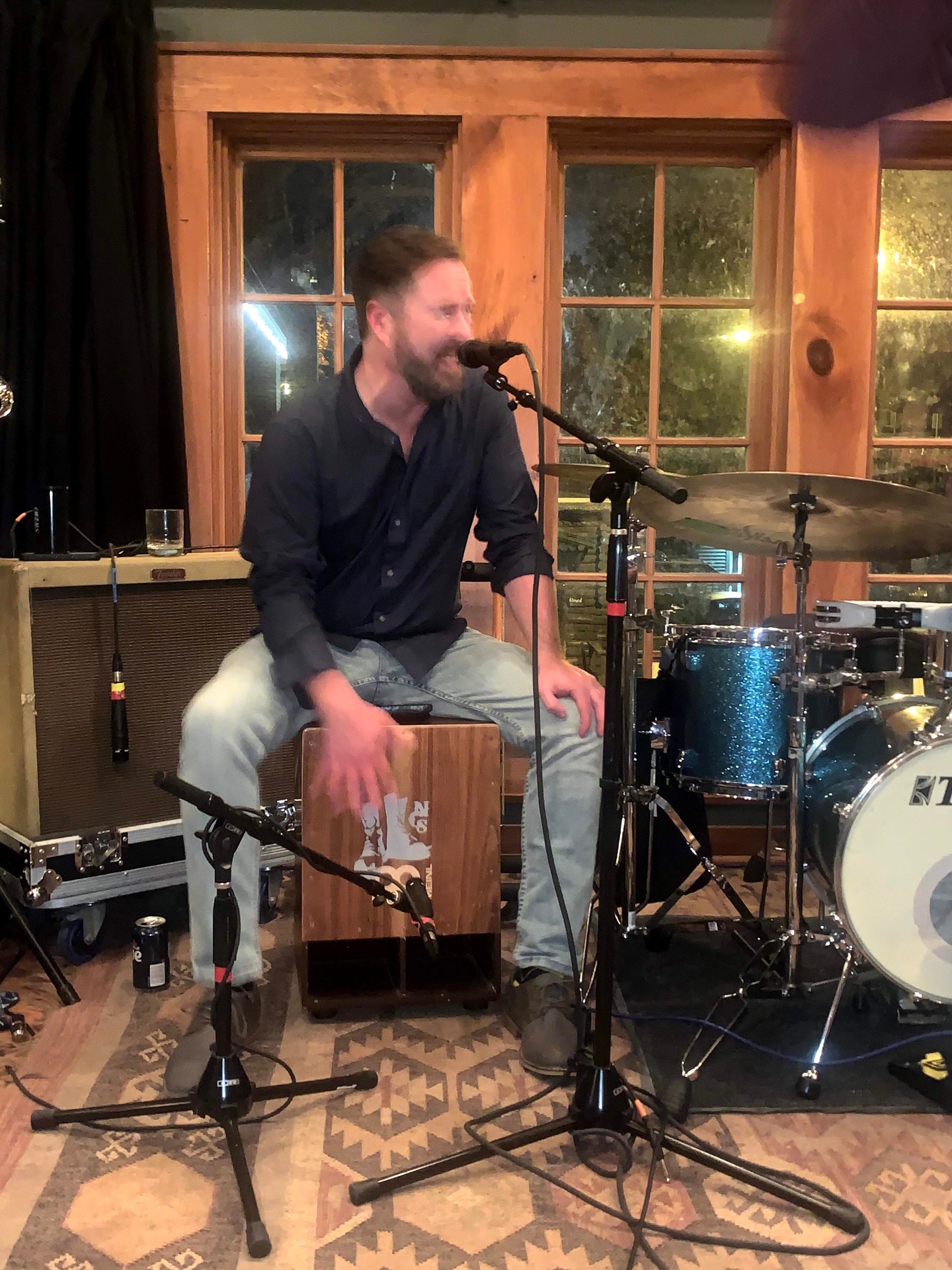 Robbie singing behind the cajón